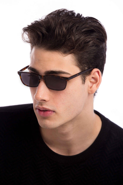 Man Wearing Tortoise Shell Sunglasses Prescription (Grey)